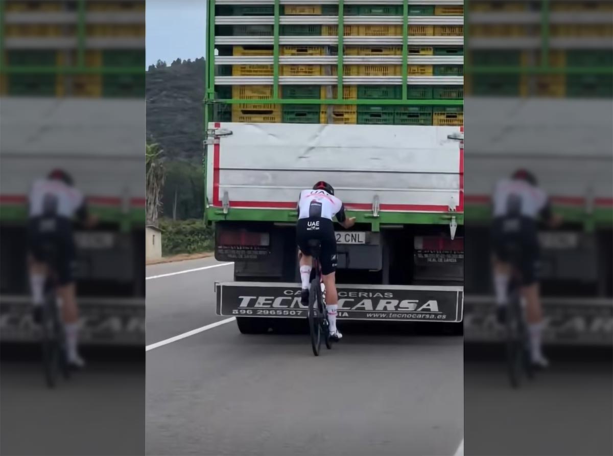 Felix Groß, ciclista del UAE Team Emirates, incendia las redes con un vídeo donde se le ve entrenando agarrado a un camión
