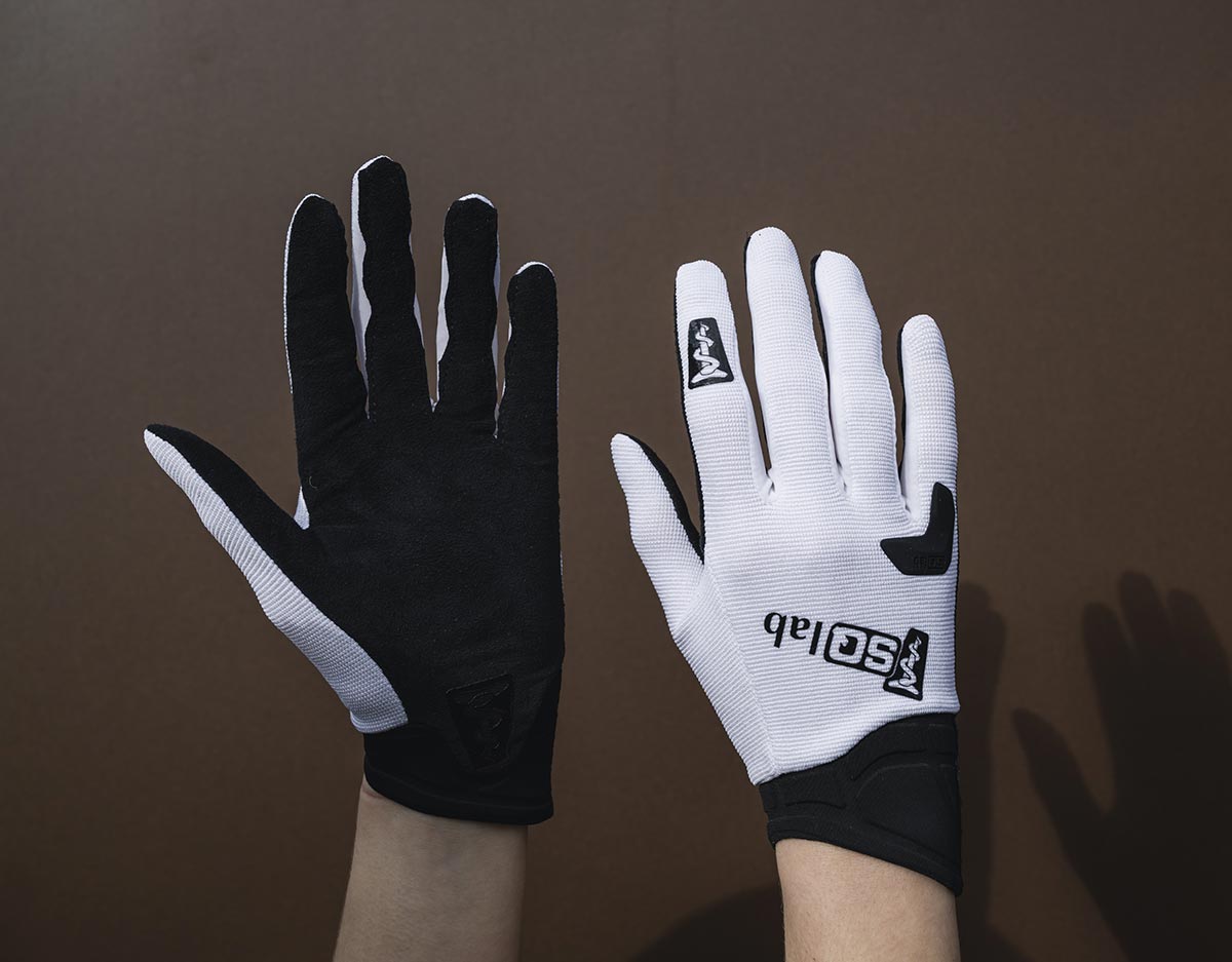 SQlab presenta la primera gama de guantes de ciclismo con ajuste Slim o Wide según el ancho de la mano