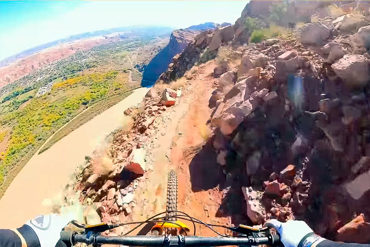 Gee Atherton rodando al filo del abismo en el famoso 'Portal Trail' del desierto de Moab