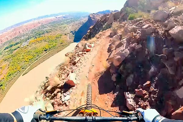 Gee Atherton rodando al filo del abismo en el famoso 'Portal Trail' del desierto de Moab