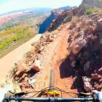 Gee Atherton rodando al filo del abismo en el famoso 'Portal Trail' del desierto de Moab