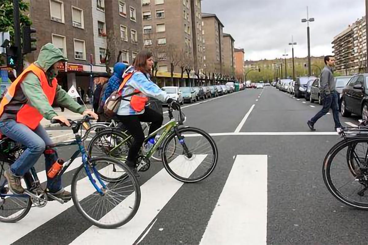 La Guardia Civil recuerda a los ciclistas que un paso de cebra es para peatones, y que la bicicleta es un vehículo