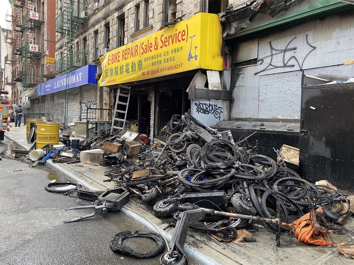 Un incendio en un tienda de bicicletas eléctricas de Nueva York deja cuatro personas muertas