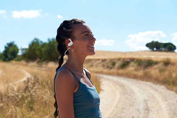 JBL presenta sus primeros auriculares de conducción ósea: audio de alta calidad para deportistas