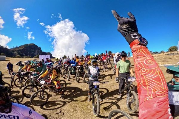Para verlo: Kilian Bron en The Himalayan Enigma, la primera carrera de descenso masivo celebrada en Asia