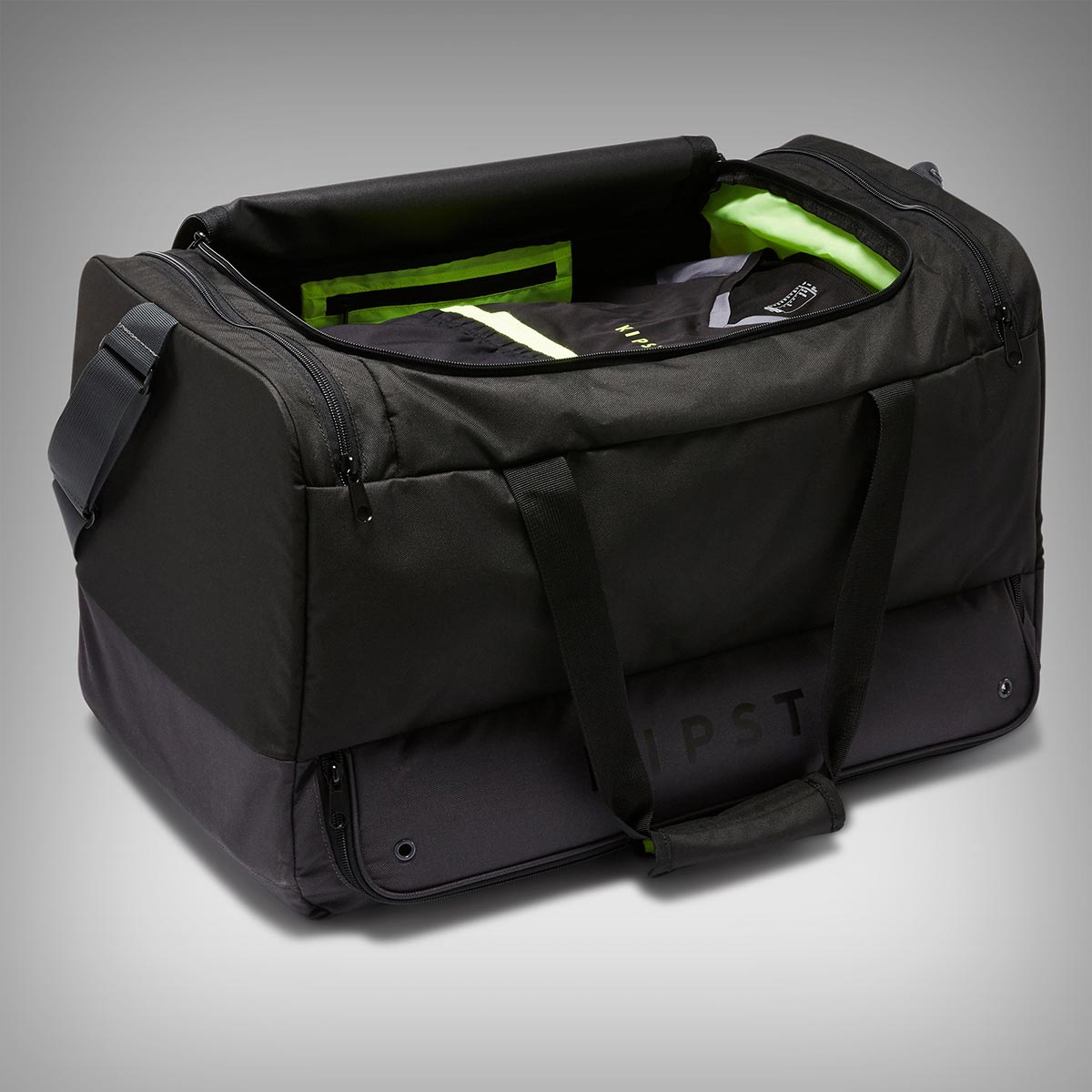 Kipsta Hardcase 75L, una mochila de 30 euros perfecta para llevar toda la equipación ciclista, incluyendo zapatillas
