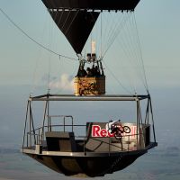No mires abajo: el último y espectacular proyecto de Kriss Kyle está rodado en el primer skatepark flotante del mundo