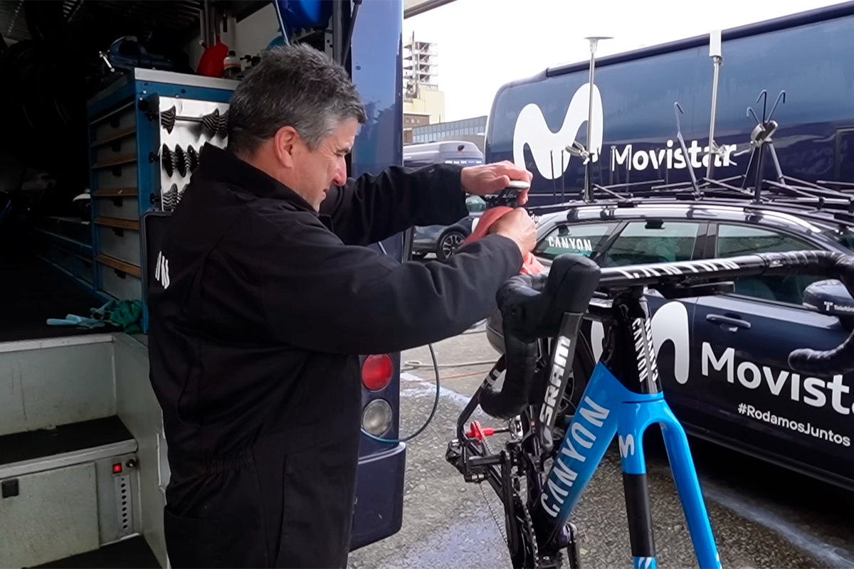 Los trucos para limpiar una bicicleta de Senén Pintado, mecánico del Movistar Team