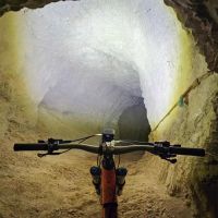 Para verlo: recorriendo el terrorífico Black Hole Trail de Eslovenia con Ludo May y Steve Ude