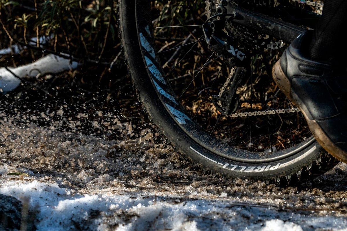 ¿Cómo mantener los neumáticos de la bici en invierno? Los técnicos de Pirelli lo explican