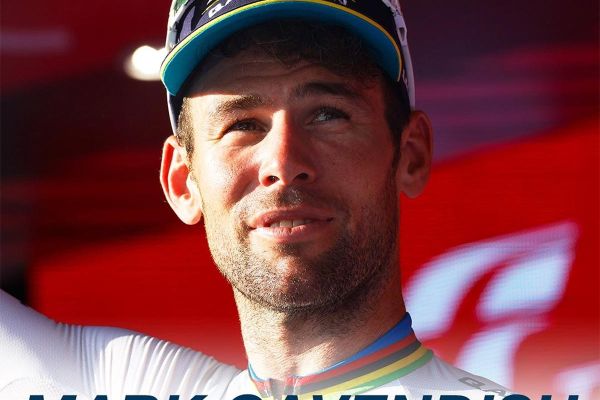 Mark Cavendish aplaza su retirada y renueva con el Astana un año más