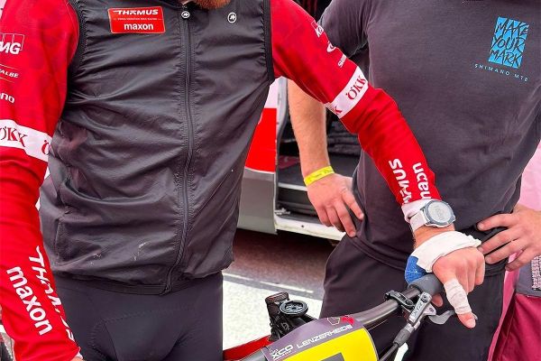 Mathias Fluckiger se lesiona la mano y es duda para la Copa del Mundo de Lenzerheide