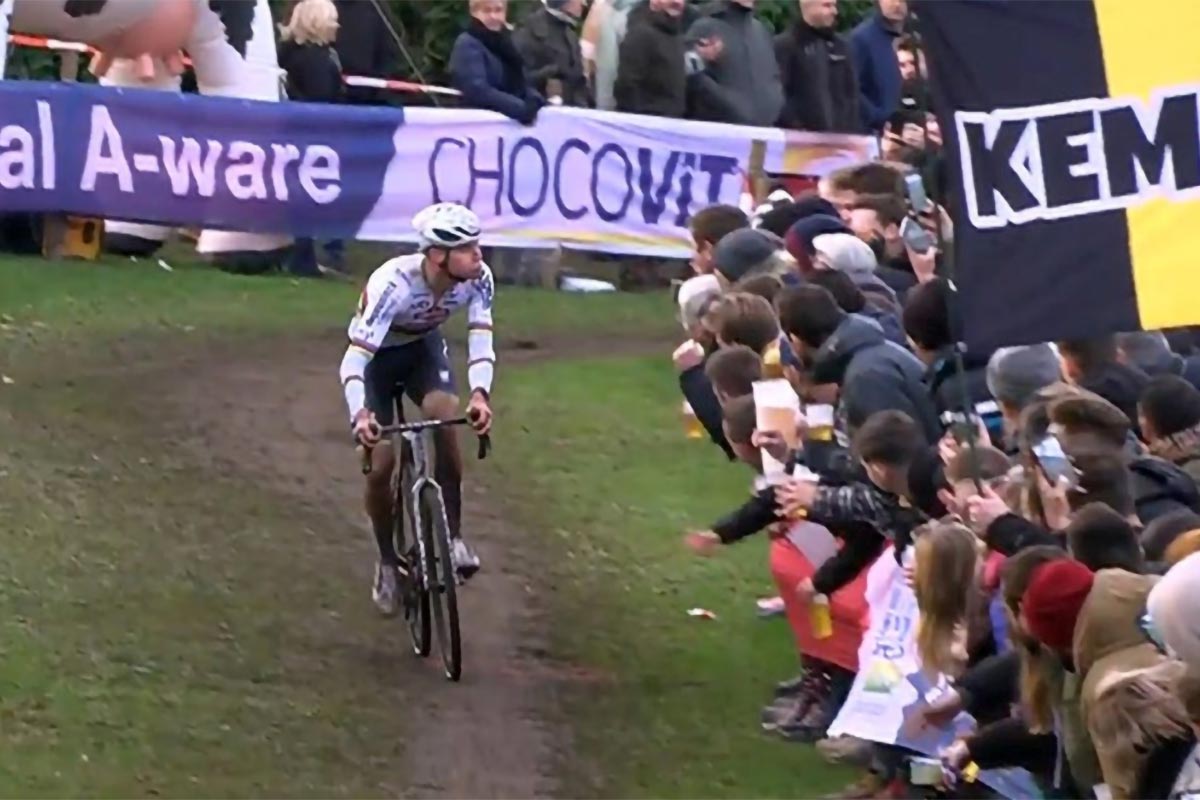 Mathieu van der Poel cierra el año con pleno de victorias en ciclocross y un escupitajo a un grupo de espectadores
