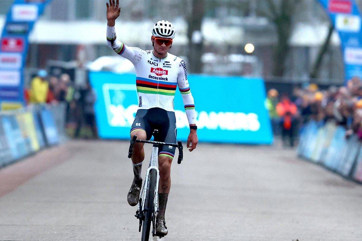 Mathieu van der Poel arrasa en el Trofee X2O de Herentals: "Ha sido una larga y solitaria hora de carrera"