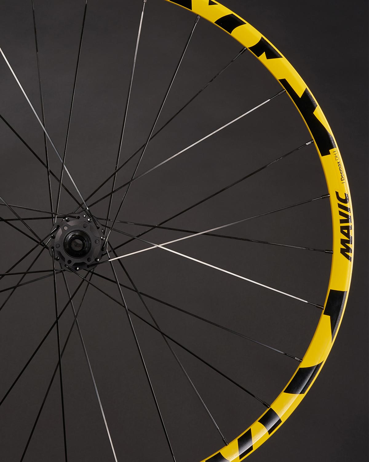 Mavic celebra el 25 aniversario de las ruedas Deemax DH con una edición limitada en el icónico color amarillo de la marca
