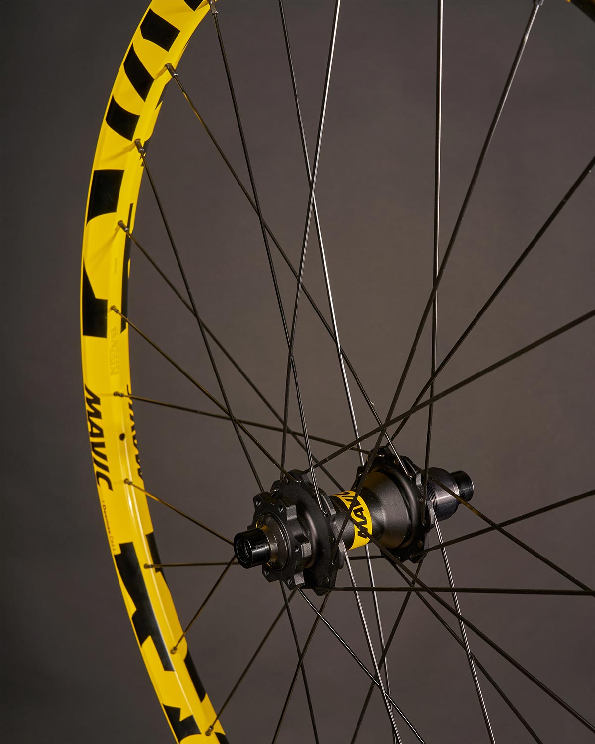 Mavic celebra el 25 aniversario de las ruedas Deemax DH con una edición limitada en el icónico color amarillo de la marca