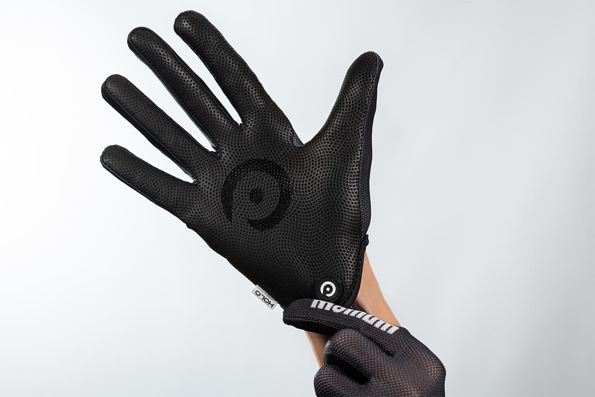 Momum Holo, unos guantes minimalistas que ofrecen tacto directo y una alta transpirabilidad