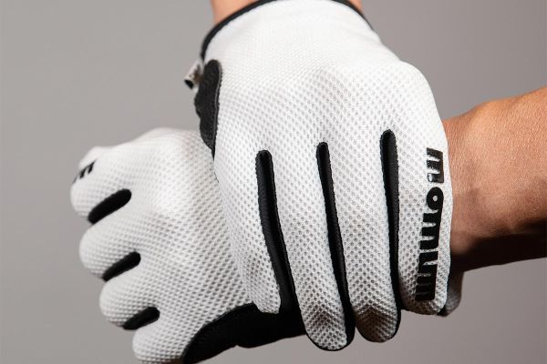 Momum Kuro y Shiro, unos guantes de ciclismo minimalistas que ofrecen el máximo agarre por el mínimo precio