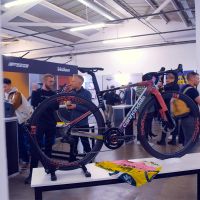 El montaje paso a paso de la Cannondale SuperSix EVO LAB71 del EF Pro Cycling con la decoración del Giro de Italia 2023