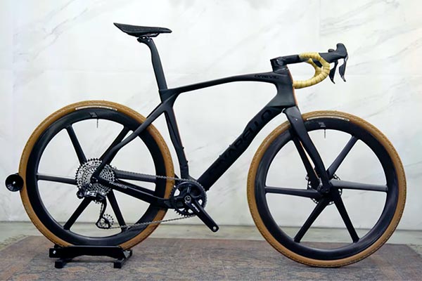 El montaje paso a paso de una Pinarello Grevil F con Shimano GRX Di2 y ruedas Bike Ahead Composites