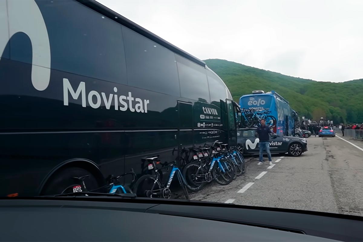 ¿Qué hace un equipo como el Movistar Team después de una etapa del Giro de Italia?