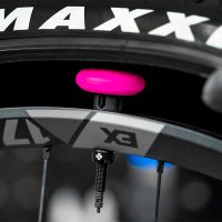 Muc-Off Stealth Tubeless, una válvula que permite instalar un localizador GPS oculto en la bici