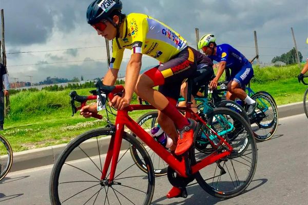 Una joven promesa del ciclismo colombiano muere a los 17 años durante una carrera