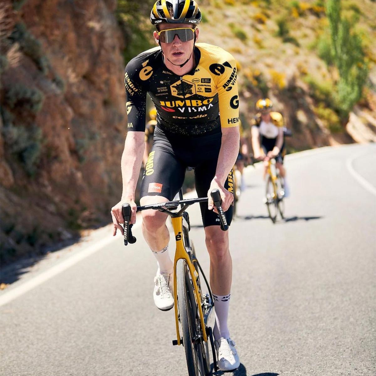 Nathan Van Hooydonck, ciclista del Jumbo-Visma, hospitalizado tras sufrir un grave accidente de coche por un infarto