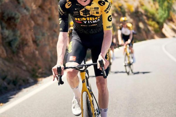 Nathan Van Hooydonck, ciclista del Jumbo-Visma, hospitalizado tras sufrir un grave accidente de coche por un infarto