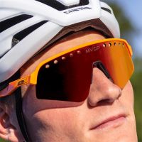 Oakley presenta las Sutro Lite Sweep en edición Mathieu van der Poel