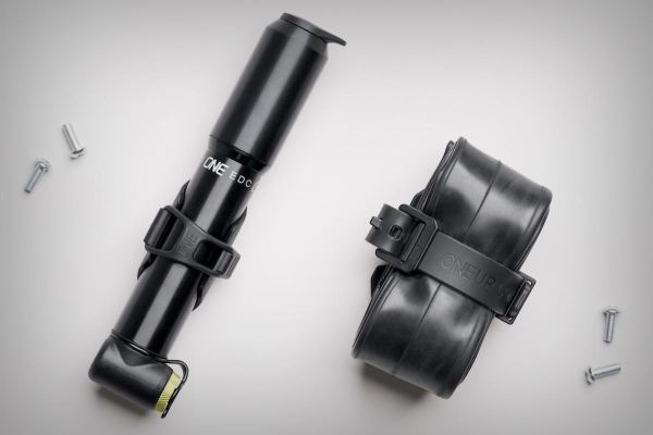 OneUp Components presenta dos prácticos accesorios para la bici: un soporte para bomba de aire y una correa porta-cámaras