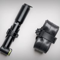 OneUp Components presenta dos prácticos accesorios para la bici: un soporte para bomba de aire y una correa porta-cámaras