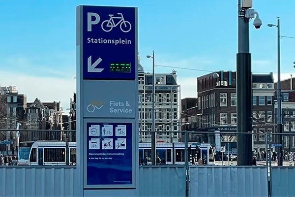 Ámsterdam soluciona la superpoblación de bicicletas en la ciudad con un gigantesco aparcamiento público construido bajo el agua