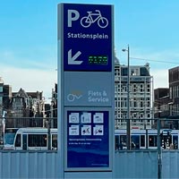 Ámsterdam soluciona la superpoblación de bicicletas en la ciudad con un gigantesco aparcamiento público construido bajo el agua