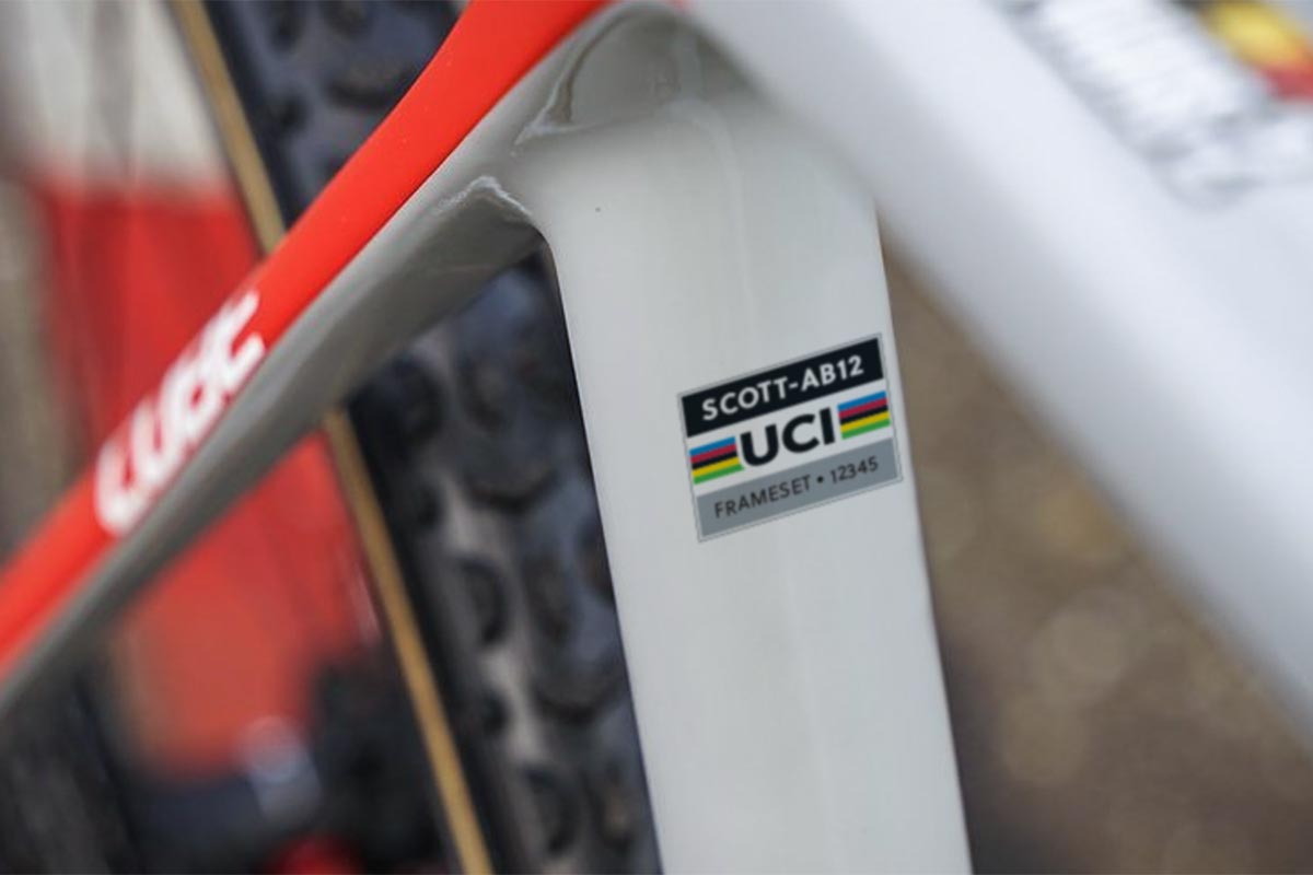 Qué son y para qué valen las pegatinas con el logotipo de la UCI presentes en el cuadro y la horquilla de las bicis de carretera