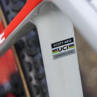 Qué son y para qué valen las pegatinas con el logotipo de la UCI presentes en el cuadro y la horquilla de las bicis de carretera