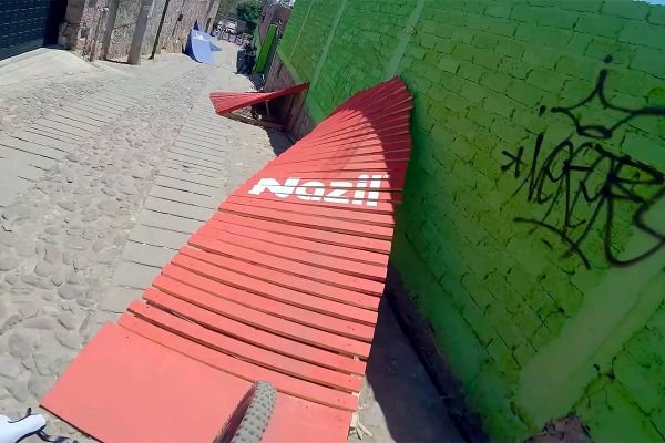 La pista de descenso urbano del Red Bull Guanajuato Cerro Abajo desde la bicicleta de Jackson Goldstone
