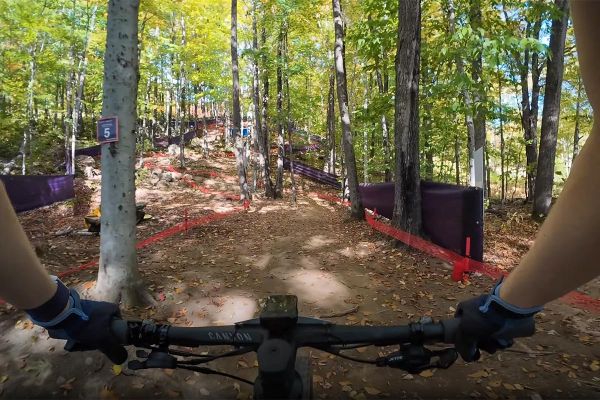 El circuito de XCO de la Copa del Mundo de Mont-Sainte-Anne desde la bicicleta de Puck Pieterse