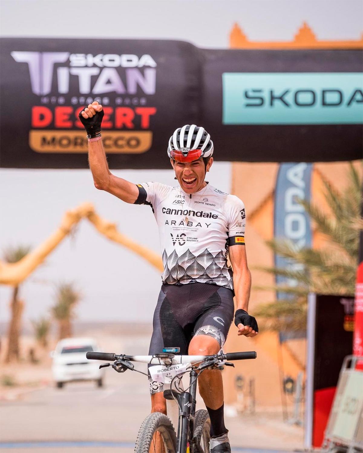 Titan Desert Morocco 2023: Roberto Bou y Tessa Kortekaas ganan la quinta etapa y pasan a liderar la general