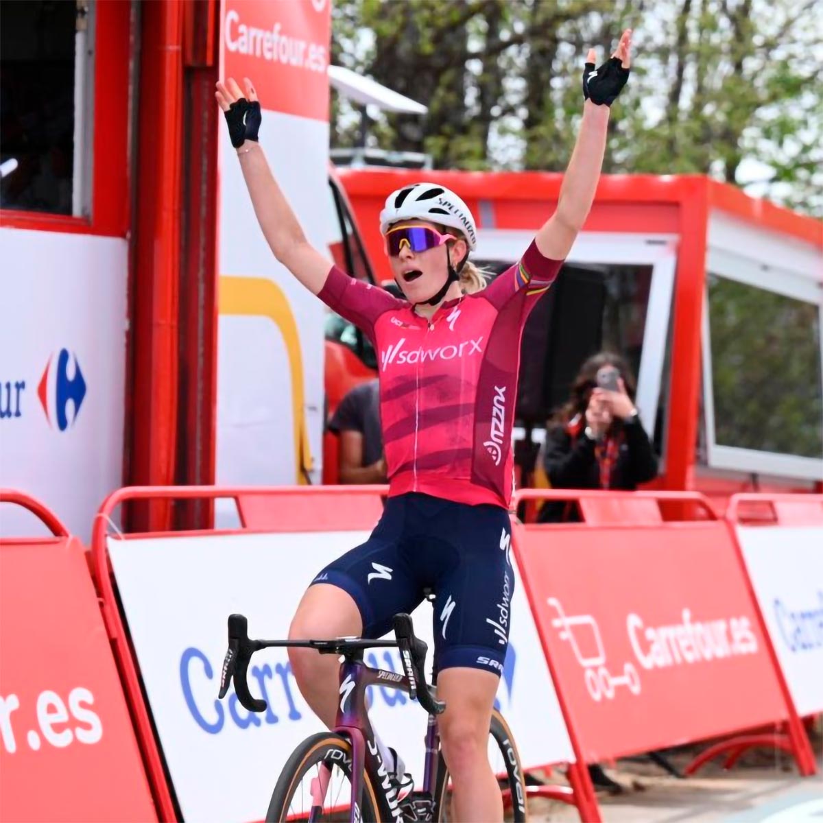 La Vuelta Femenina 2023: Demi Vollering se adjudica la quinta etapa y pasa a liderar la clasificación general