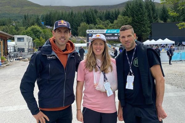 Rachel Atherton se lesiona el hombro entrenando y es duda para la final del Mundial de Glasgow 2023
