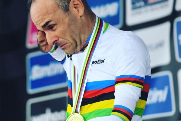 Ricardo Ten, ciclista paralímpico español sin brazos, recibe un reloj como premio en el Mundial de Glasgow 2023