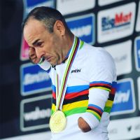 Ricardo Ten, ciclista paralímpico español sin brazos, recibe un reloj como premio en el Mundial de Glasgow 2023