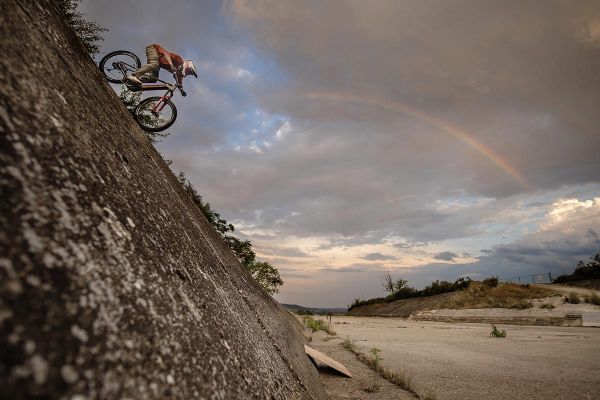 Richard Gasperotti homenajea los maravillosos años 90 a los mandos de su Mondraker Crafty Carbon