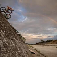 Richard Gasperotti homenajea los maravillosos años 90 a los mandos de su Mondraker Crafty Carbon