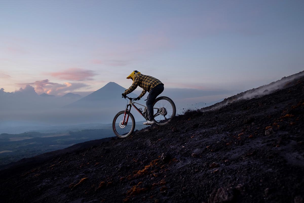 Richard Gasperotti desciende sobre su bicicleta tres volcanes activos de Guatemala