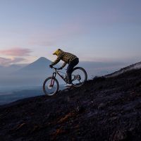 Richard Gasperotti desciende sobre su bicicleta tres volcanes activos de Guatemala