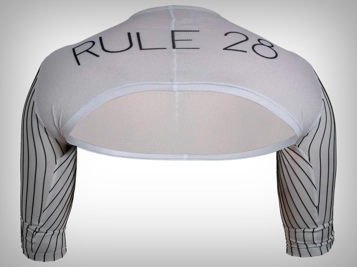 Así es la Rule 28 Aero Base, la peculiar camiseta interior aerodinámica que utiliza Tadej Pogacar
