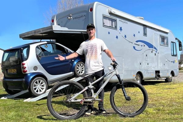 Así es la nueva autocaravana de Sam Pilgrim: 290 CV y garaje para coche y bicis