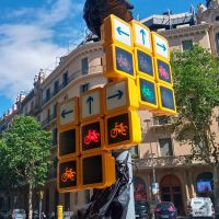 Así es el semáforo para ciclistas recién instalado en Barcelona, un jeroglífico de señales en todas direcciones
